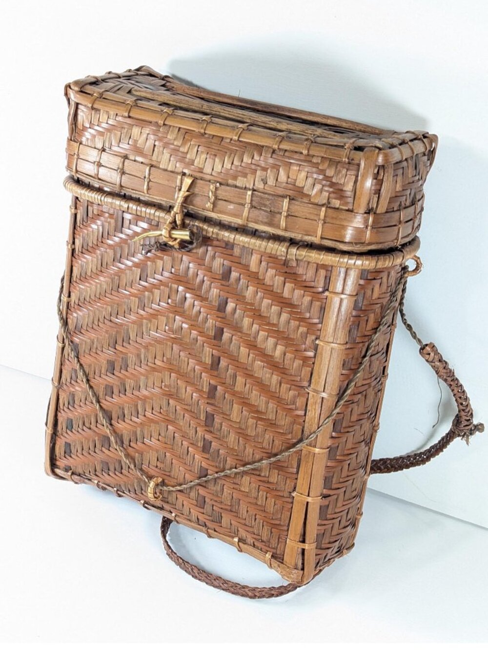 Vintage Filipino Ifugao wicker box bag, Vintage Pasiking Sangi gathering basket